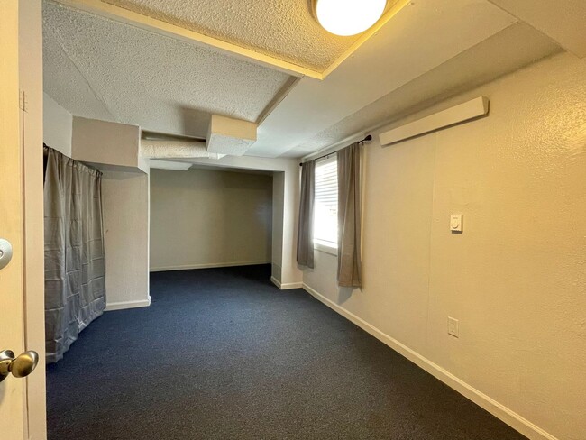 Building Photo - ADORABLE 4 bedroom standalone home - AVAIL...