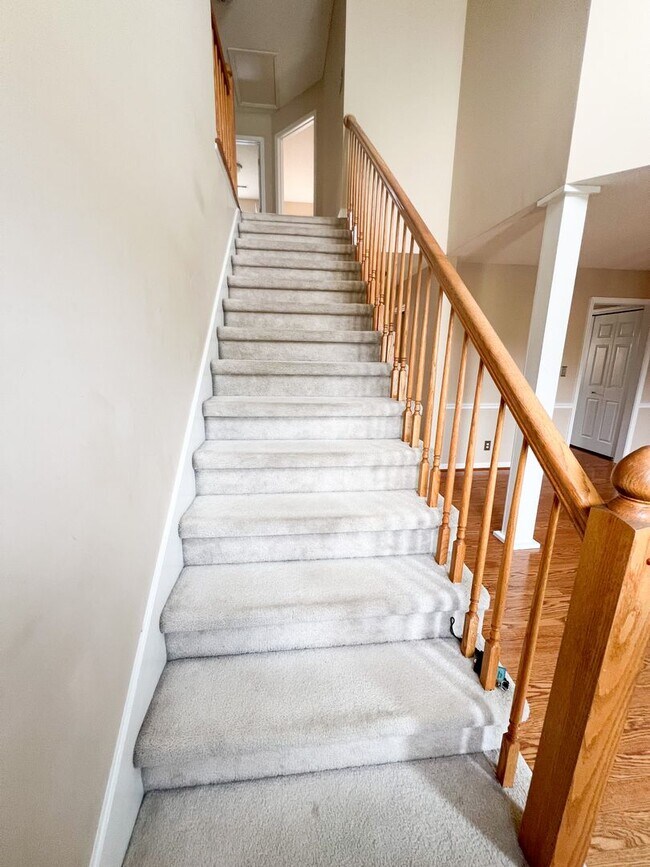Building Photo - 3 Bedroom 2 1/2 Bathroom Home with fenced ...