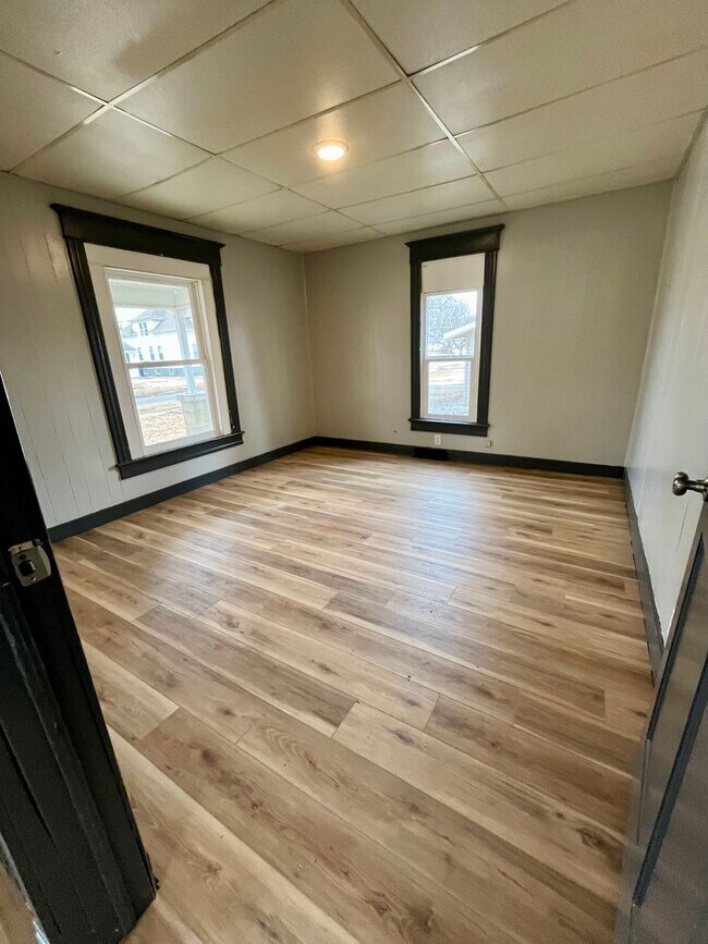 Building Photo - 4 Bedroom / 1 Bathroom House for Rent