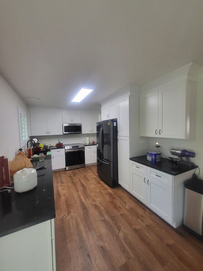 Building Photo - Townhome In Provo