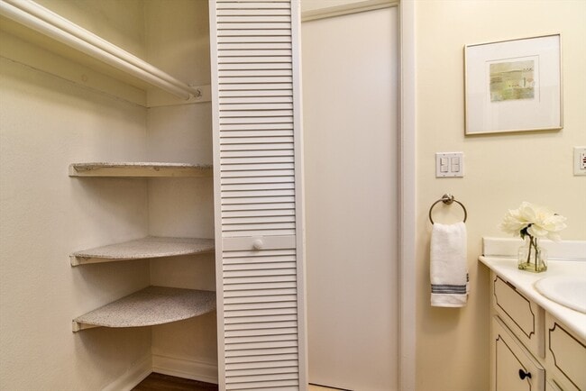 Building Photo - 915 Edgell Rd