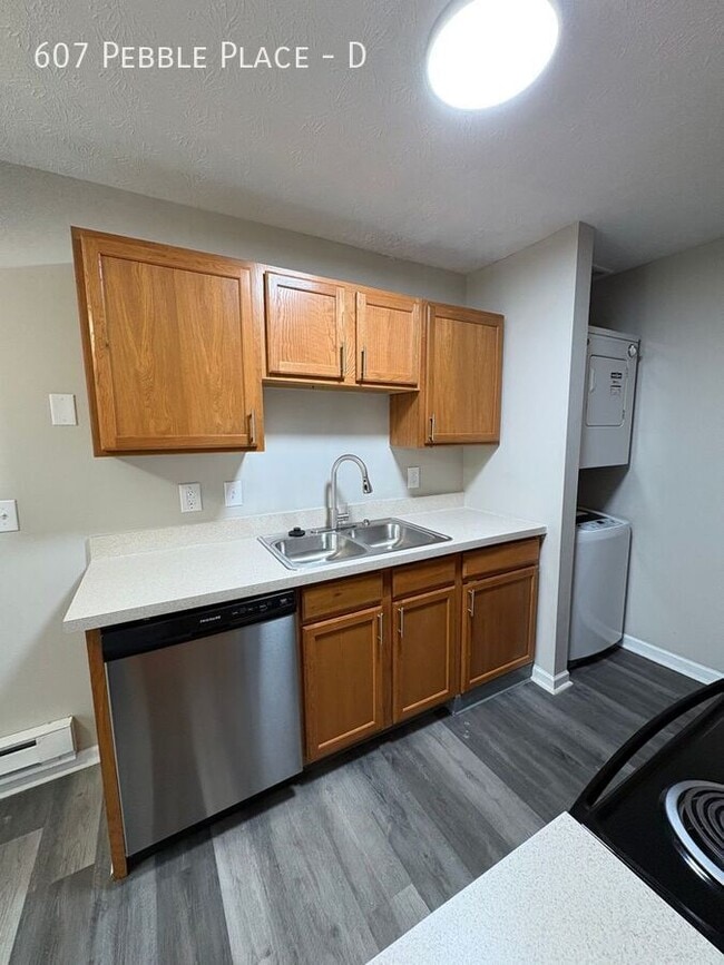 Building Photo - 607 Pebble Pl Dr