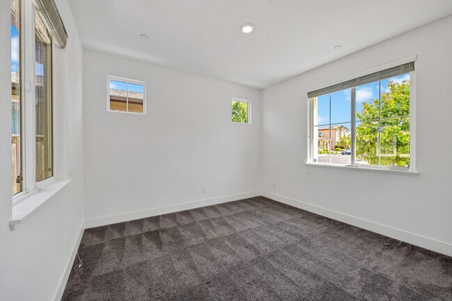 Building Photo - Stunning 4 Bedrooms 3.5 Bathrooms Two Story Home Located Short Distance of Sonoma State Universit...