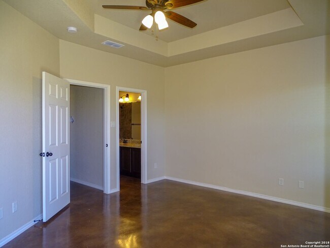 Building Photo - Spacious & Stylish Duplex in New Braunfels!