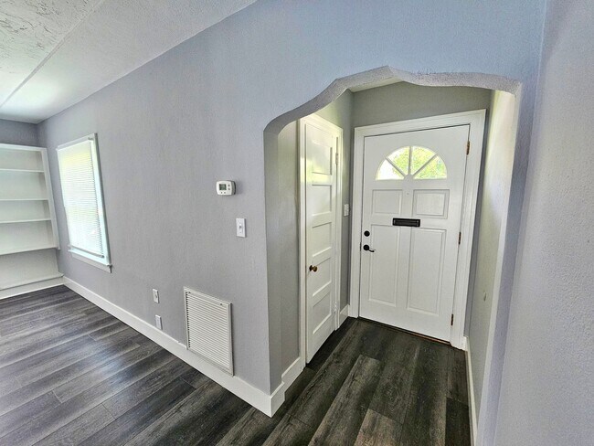 Building Photo - St. Petersburg Pool Home - 3 Bedroom 2 Bath