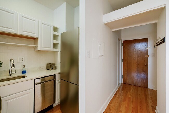 Building Photo - Heart of Dupont Move-in Ready Studio at the Historic Cairo Condominium! Utilities Included!