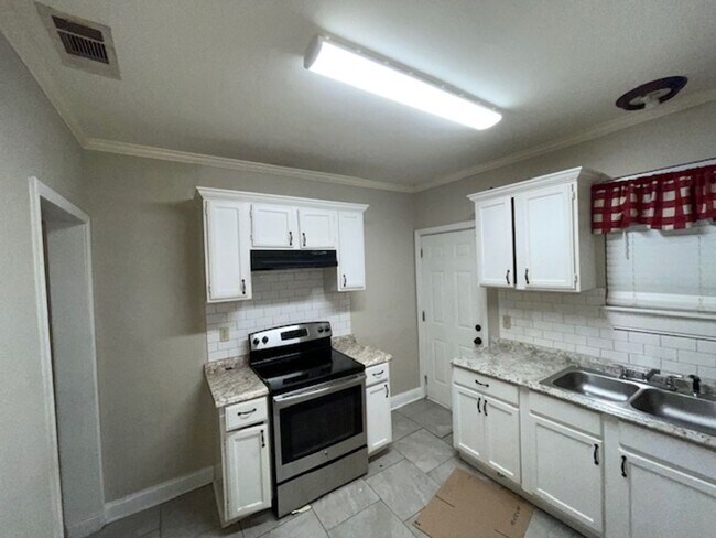 Building Photo - 3 bedrooms 1 bath