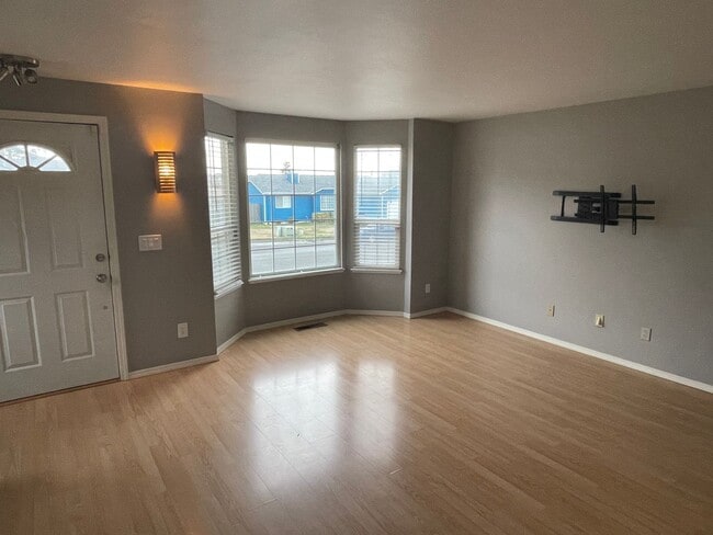 Building Photo - Beautiful 3 Bedroom Home! Pets Negotiable!
