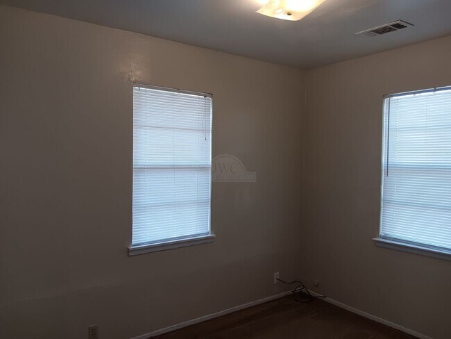 Building Photo - 1406 Bundrant Dr