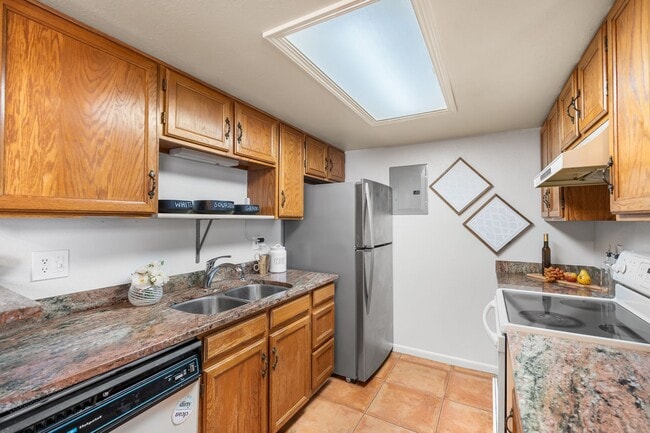 Building Photo - Bright and Spacious 2-Bedroom Condo + Loft...