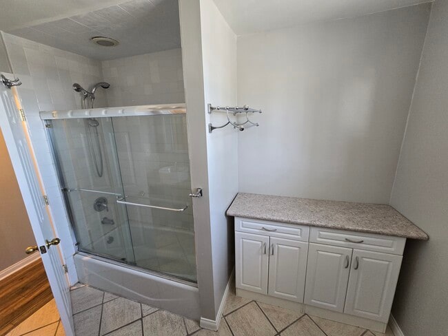 Building Photo - 833 Skyland Dr
