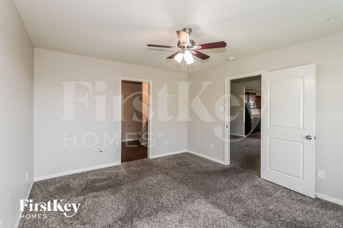 Building Photo - 3004 Oak Ln