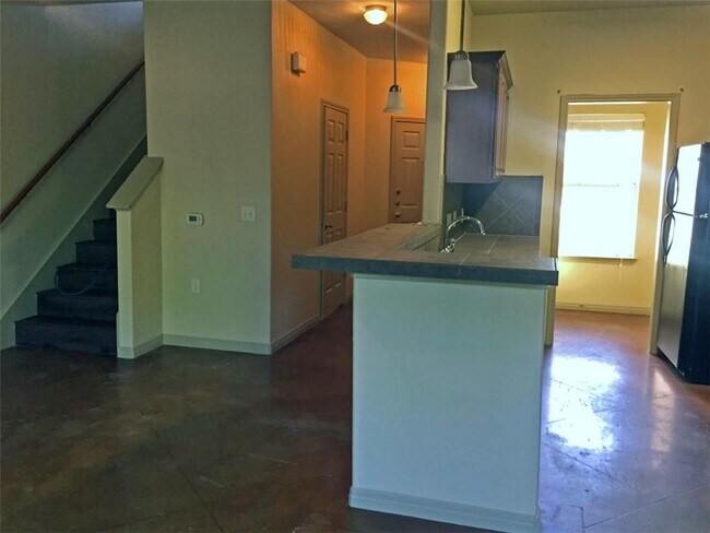 Building Photo - 6015 Ponca St