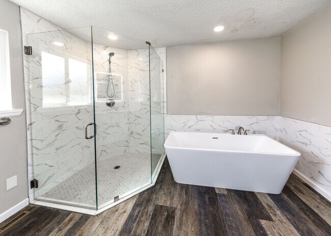 Building Photo - Charming 3 Bed Home Centrally located, Lar...