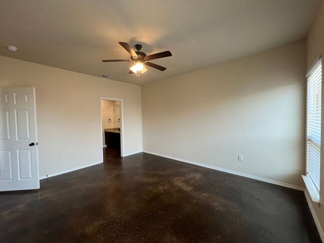 Building Photo - Luxury 3/2 duplex in great New Braunfels N...