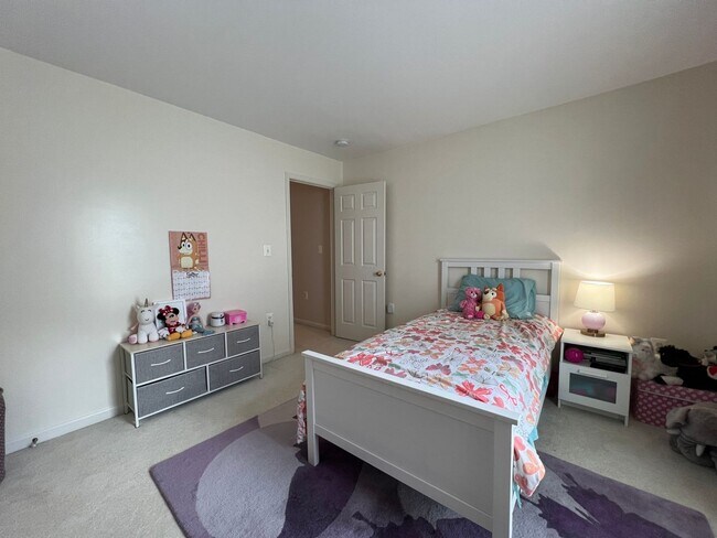 Building Photo - Impressive 4 Bedroom 3.5 Single-Family Hom...
