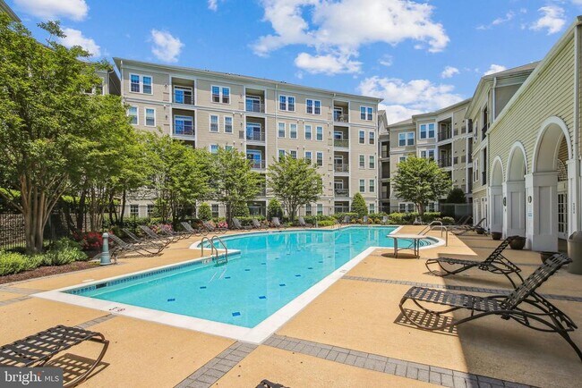 Building Photo - 2465 Army Navy Dr