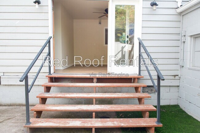 Building Photo - 1523 4th Ave NW