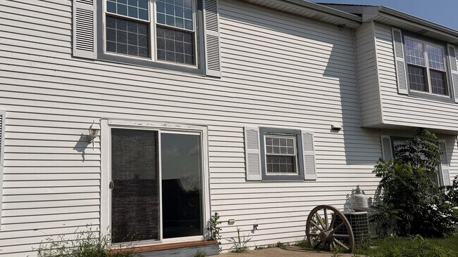 Building Photo - 646 White Ct