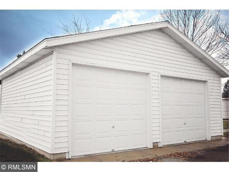 additional garage - 210 9th Ave N