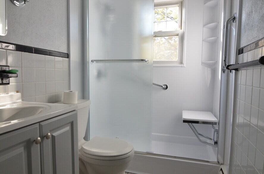 Building Photo - 10 Carson Rd