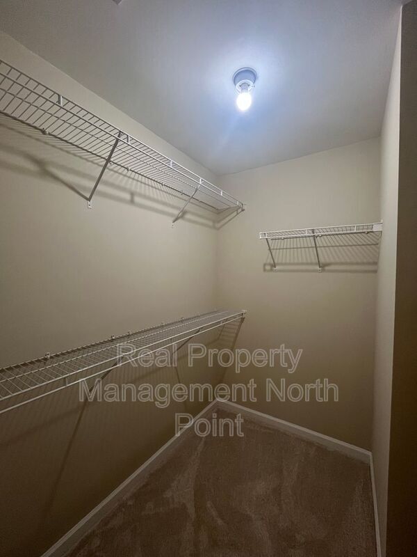 Building Photo - 2031 Lakeshore Overlook Dr