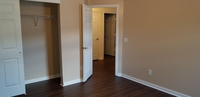 Building Photo - LOCATION! HARWOOD FLOORS!