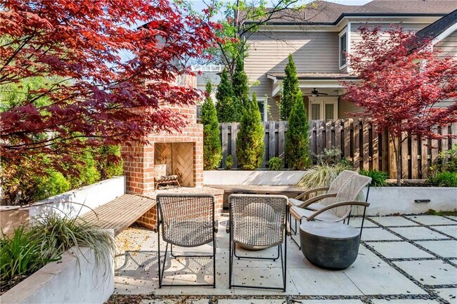 Building Photo - 582 St Charles Ave NE