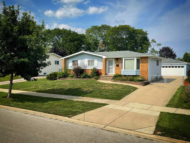 Primary Photo - 708 E Greenwood Dr