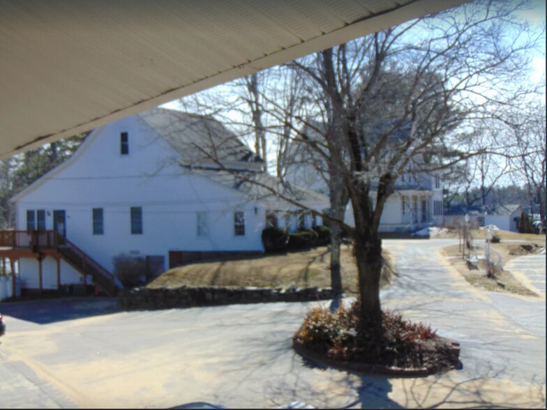 Building Photo - 885 Laconia Rd