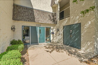Building Photo - $1,395.00, 2 bed, 1 bath located in Denver...