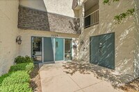 Building Photo - $1,270.00, 2 bed, 1 bath located in Denver...