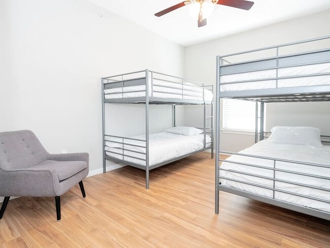 Building Photo - 4 Bedroom Condo In the UT Campus Area