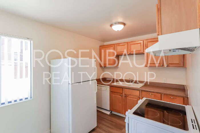 Building Photo - 455 W Kelso St