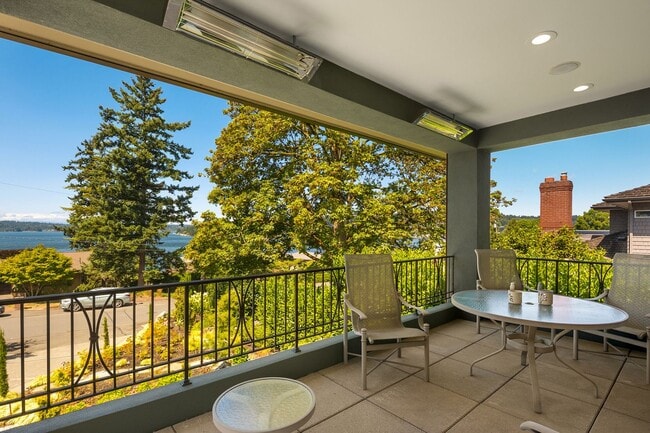 Building Photo - Exquisite Kirkland Estate - Lake Front Views