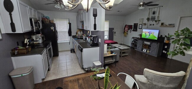 Kitchen - 1261 Eaglewood Dr
