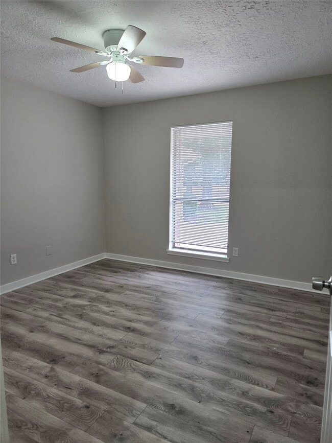 Building Photo - 9115 Woodleigh Dr