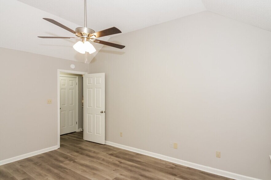 Building Photo - 1124 Dove Hollow Cir E