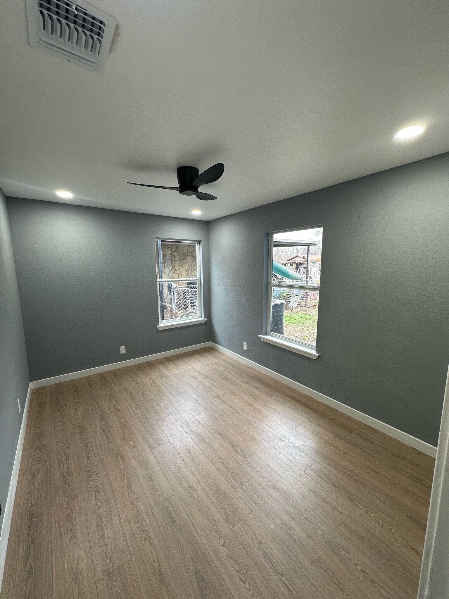 Building Photo - 430 Sussex Ave