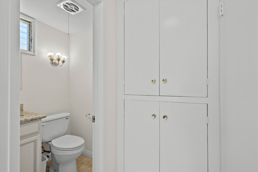 Bathroom 1 - 19156 Avenue of the Oaks