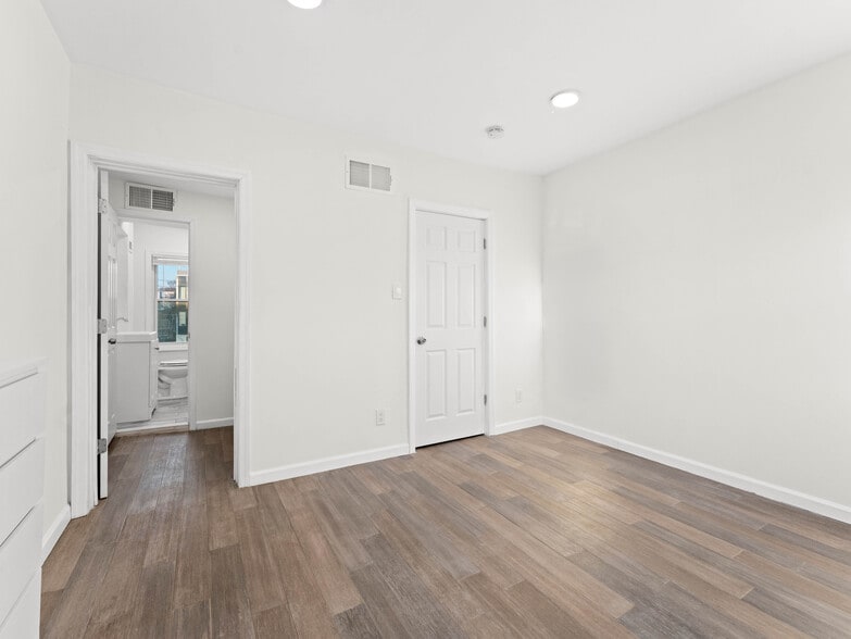 Building Photo - 2443 Nicholas St