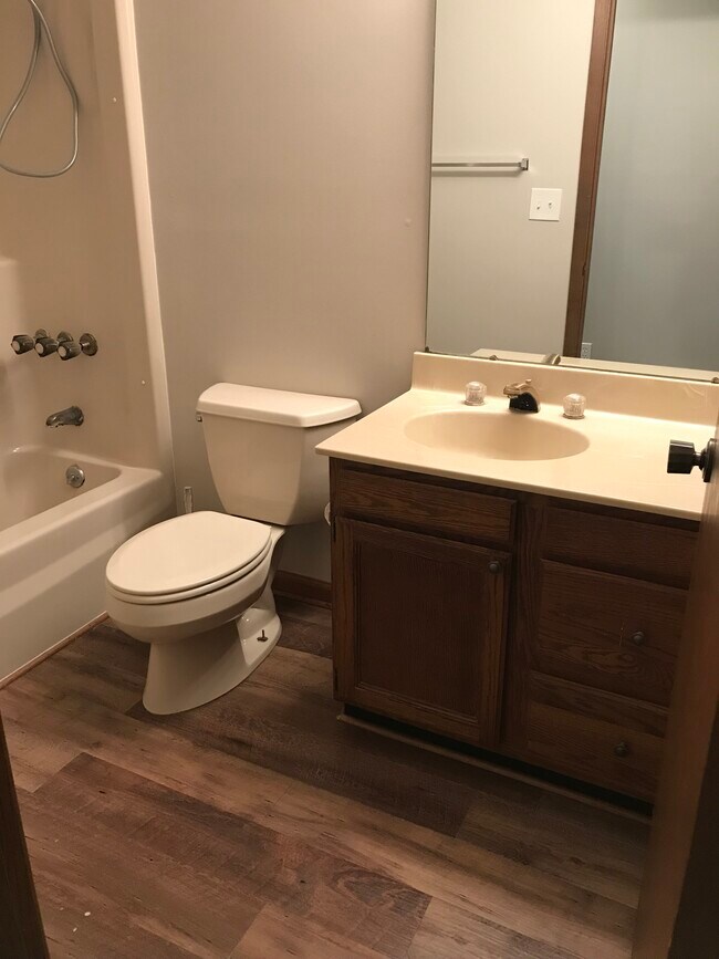 Building Photo - 509 Jenkran St Unit 6