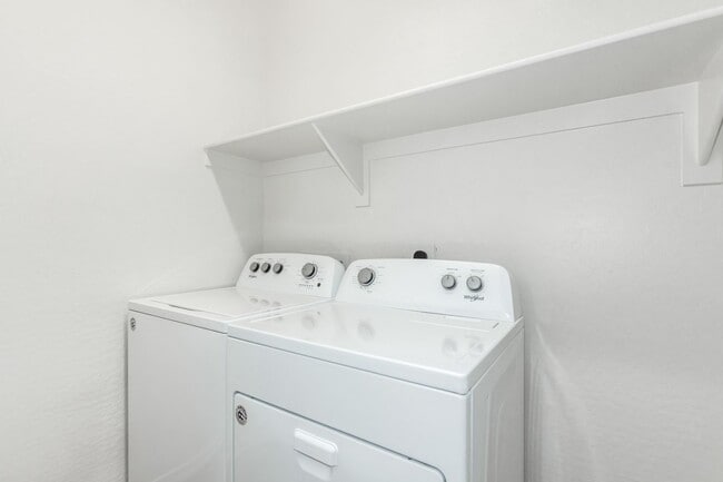 Building Photo - Beautiful 4 bedroom 2.5 bathroom home with...