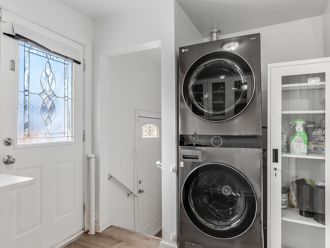 Building Photo - 608 Woodruff Ave