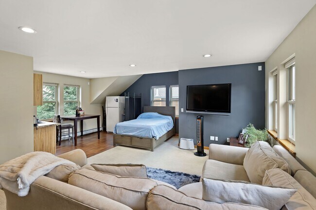 Building Photo - 408 Meadow Ct