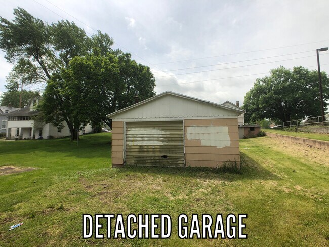 Building Photo - 609 Sager St