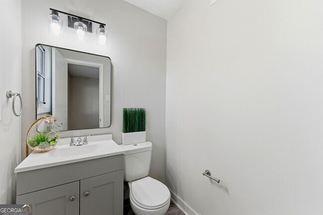 Building Photo - 558 College St