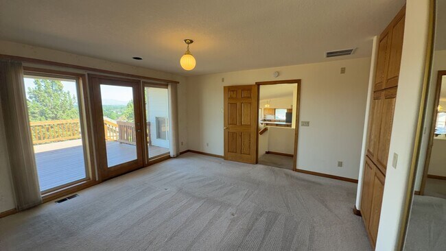 Building Photo - 3405 SW Hillcrest Dr