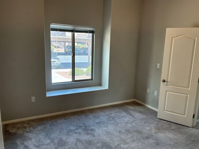 Building Photo - Condo 2 bedroom 2 bathroom Gated Entrance