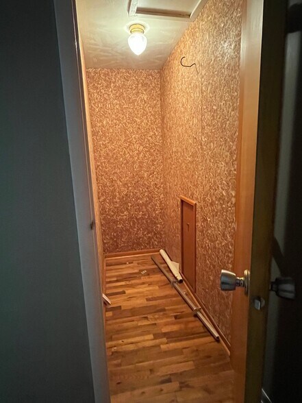 Cedar Closet - 12505 A St